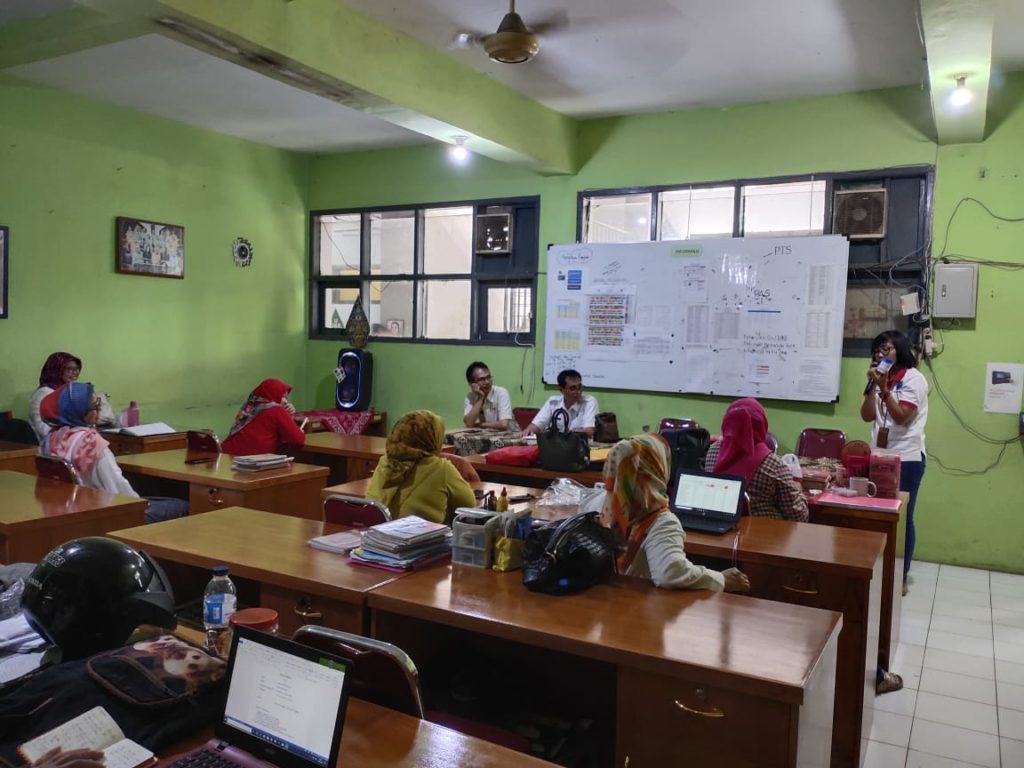 BNN Kota Bandung tes urin Guru-guru SMPN 6 BNN Kota Bandung tes urin Guru-guru SMPN 6