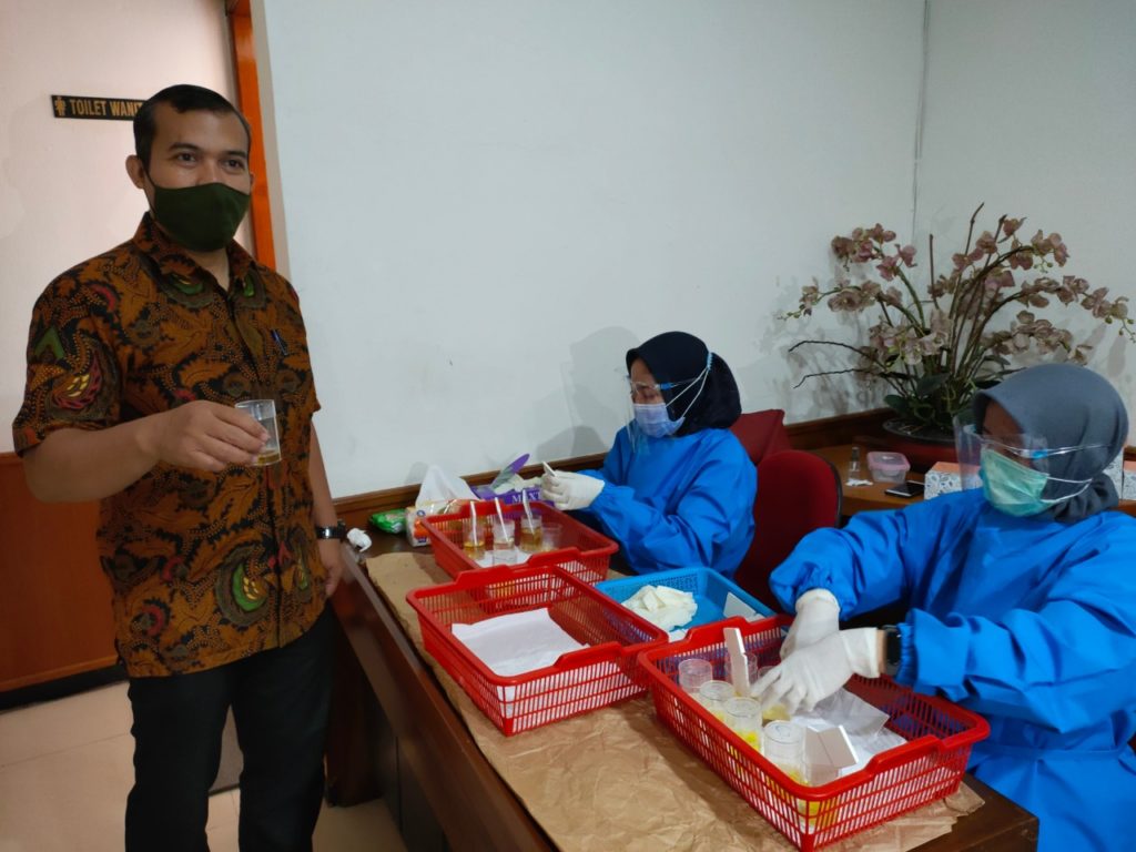 Pegawai Kementerian ESDM Batubara dan Panas Bumi jalani Tes Urin oleh BNN Kota Bandung