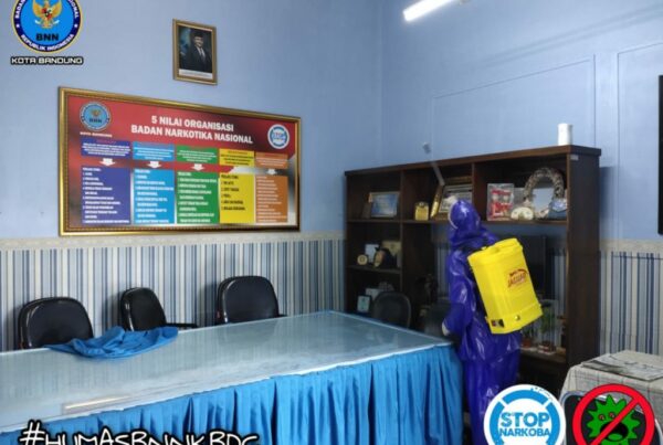 Cegah Penyebaran Covid-19, BNN Kota Bandung Semprotkan Cairan Desinfektan