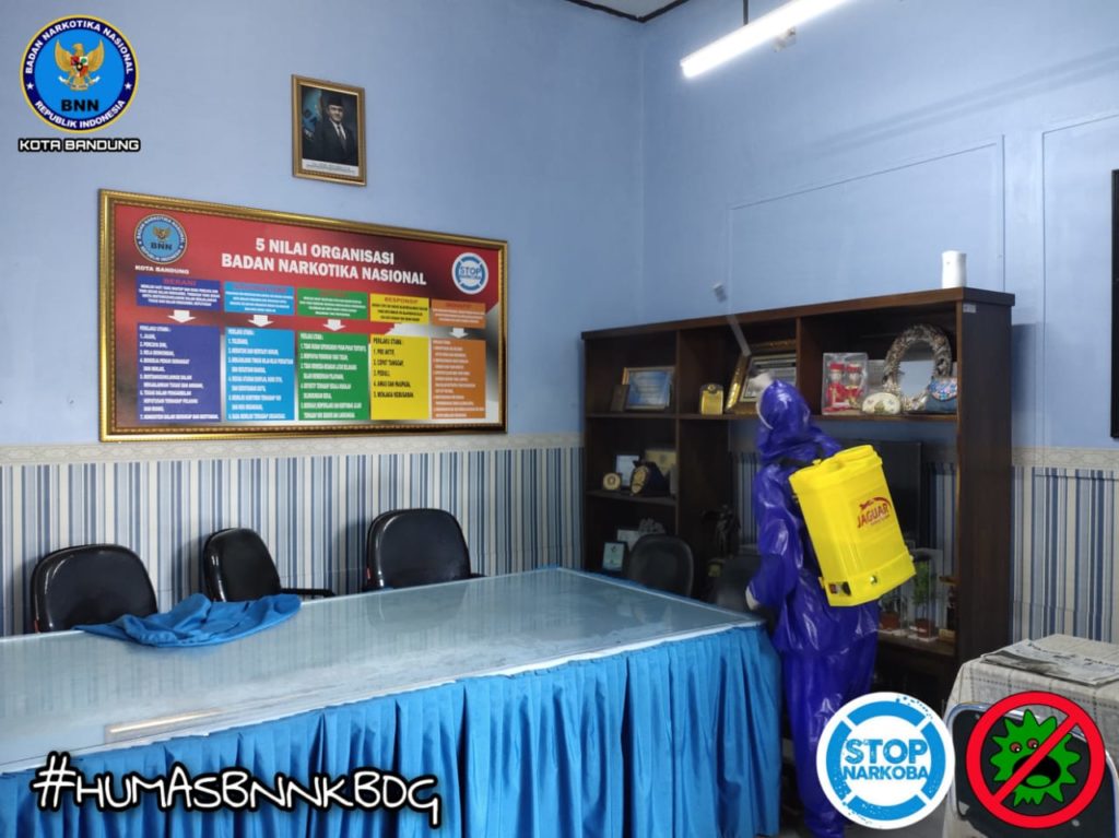 Cegah Penyebaran Covid-19, BNN Kota Bandung Semprotkan Cairan Desinfektan Cegah Penyebaran Covid-19, BNN Kota Bandung Semprotkan Cairan Desinfektan