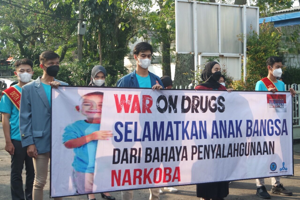 Pelajar dan Mahasiswa serukan perang terhadap Narkoba untuk Indonesia Bersinar Pelajar dan Mahasiswa serukan perang terhadap Narkoba