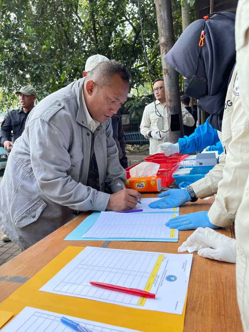 Jelang Lebaran 2023, BNN Kota Bandung Tes Urine Para Sopir Bus dan Petugas Terminal Leuwi Panjang