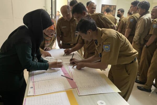 Pemeriksaan tes urine dan sosialisasi bahaya narkoba terhadap para pegawai DPKP Kota Bandung