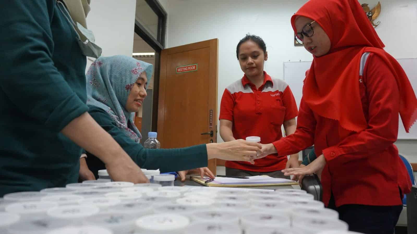 Karyawan Lotte Grosir Bandung menjalani pemeriksaan tes urin