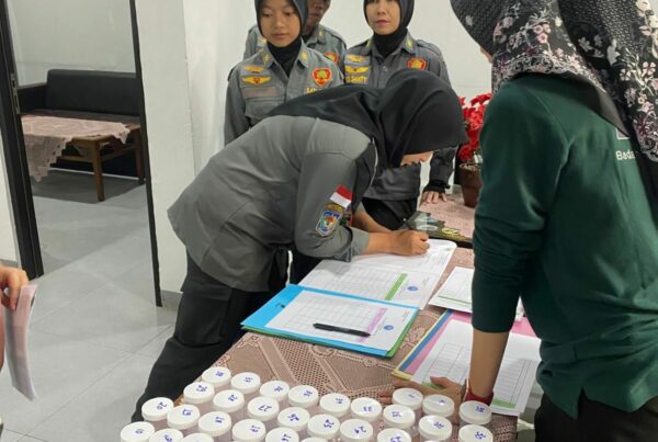 Jelang HANI 2025, BNN Kota Bandung gelar tes urin di Kelurahan Antapani Kidul Bandung
