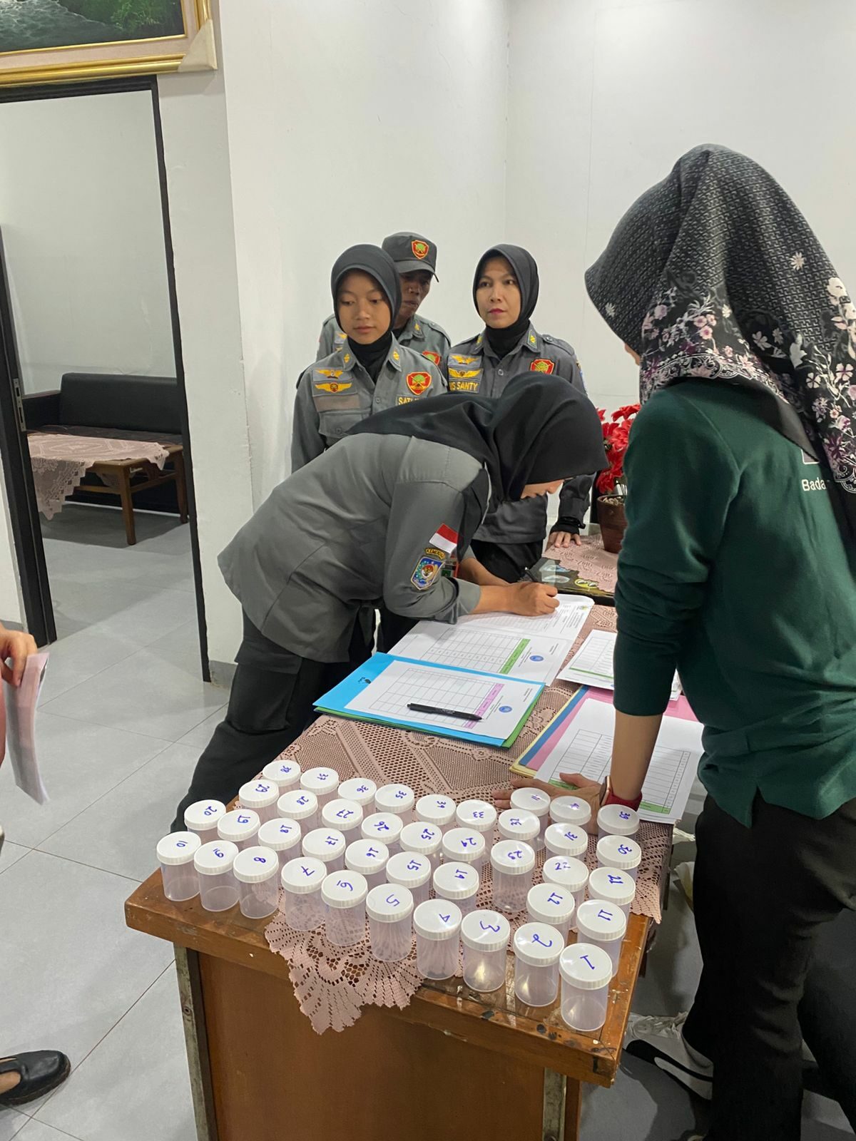 Jelang HANI 2025, BNN Kota Bandung gelar tes urin di Kelurahan Antapani Kidul Bandung